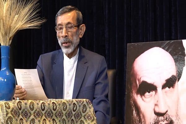 شعرخوانی شاعر حوزه هنری استان بوشهر قبل از خطبههای نماز جمعه