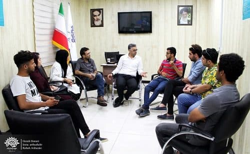 نشست نقد و بررسی ‌تئاتر "کسی دست به عصا درون شکمم راه می‌رود" در بوشهر برگزار شد