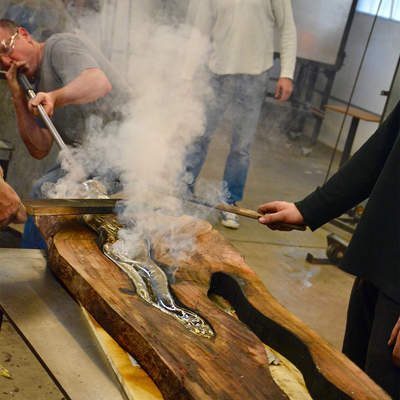 ترکیب شیشه و چوب (گلدان های شیشه ای در محفظه های چوبی طراحی شده)