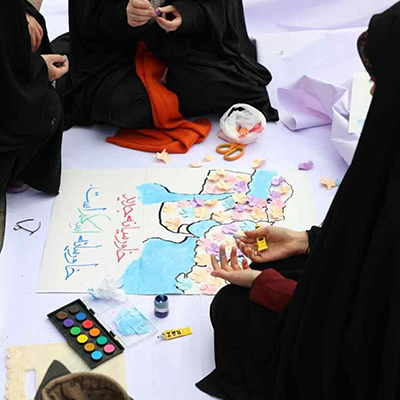 حضور آحاد مردم در کارگاه پوستر « به سلیقه خودم پلاکارد می‌سازم» در یوم الله 22 بهمن