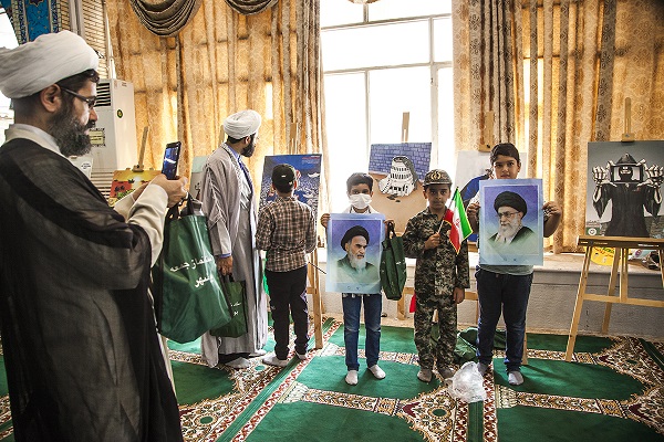 به مناسبت سیزده آبان نمایشگاه پوستر و کاریکاتور با حضور گسترده مردم و مسئولین در مصلای بوشهر