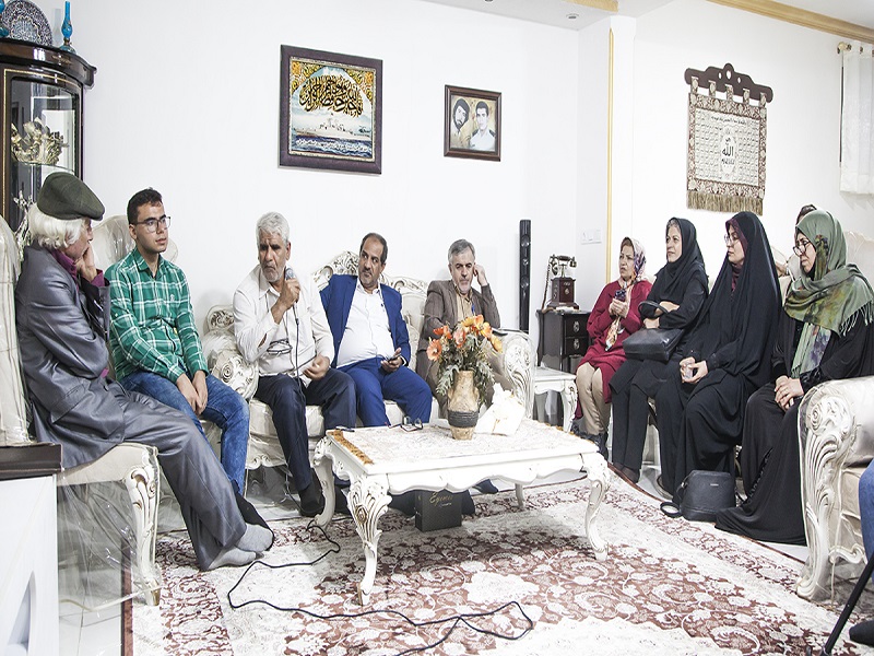 کارگاه شعر حوزه هنری بوشهر با موضوع «ادبیات پایداری» در منزل شهید خلعتی برگزار شد